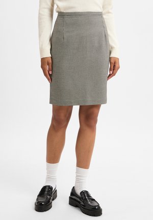 Grau karierte Bleistiftrock aus glattem Stoff, mit hoher Taille, Seitentaschen und taillierter Passform, kombiniert mit schwarzen Slippers.