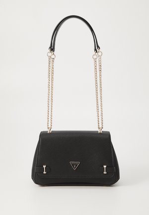 Sac à main Guess en cuir texturé noir avec logo triangulaire, chaînes dorées en bandoulière et poignée courbée en cuir.