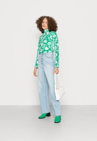 ONLY ONLMOLLYHW WIDE  - Calças de ganga de corte relaxado - light blue denim