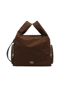 Brązowa torba materiałowa z dwoma górnymi uchwytami, kieszeniami na zamek po bokach i logo z przodu. Gładka tekstura i prostokątny kształt.