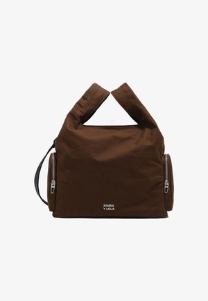 Pruun kangas kott kahe ülemise käepidemega, külgedel lukuga taskud ja esiosas logo. Sile tekstuur ja ristkülikuline kuju.