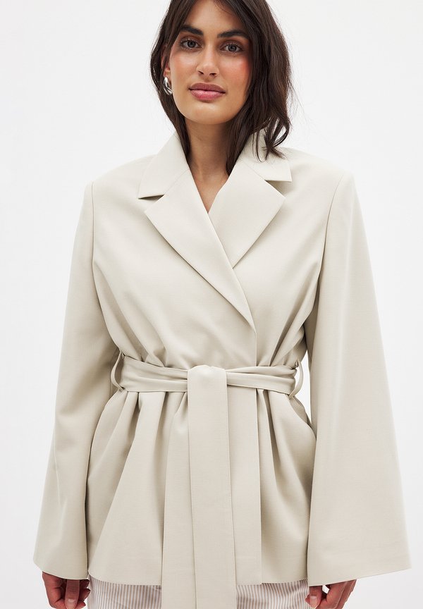 WITH BELT - Kurzmantel - cream