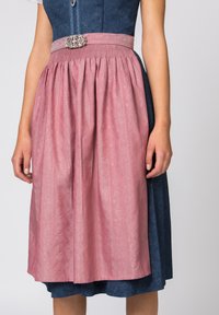 Traditionelles Kleid mit einem blauen, floral gemusterten Oberteil und einem rosa, gefältelten Rock mit strukturiertem Finish, akzentuiert durch eine dekorative Gürtelschnalle.