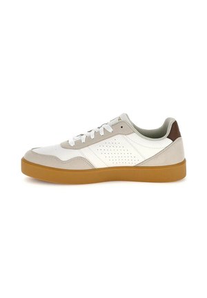 Sneaker bianca con dettagli grigi e marroni, lacci bianchi, pannello laterale traforato e spessa suola in gomma marrone chiaro, vista laterale.