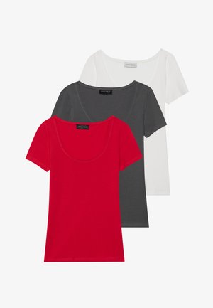 Trzy koszulki z krótkim rękawem w kolorze czerwonym, szarym i białym. Wykonane z miękkiego materiału, z dekoltem w serek i podstawowym wzorem. Metki widoczne z tyłu.