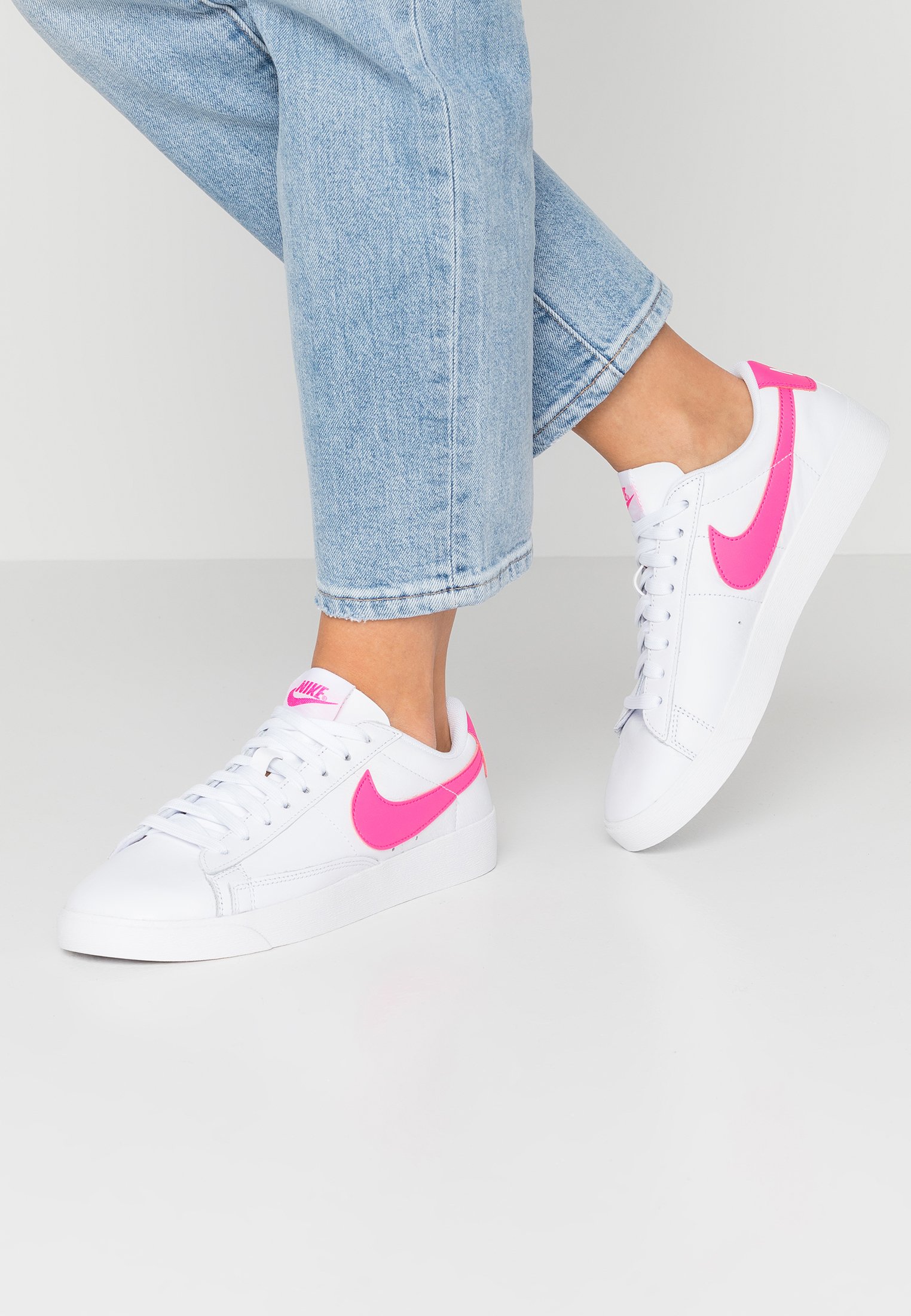 Nike Sportswear BLAZER - Zapatillas - white/laser fuchsia/blanco -  Zalando.es