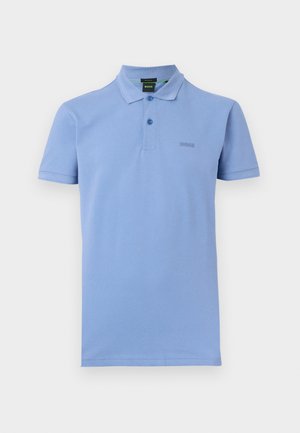 Polo bleu clair à manches courtes avec col et deux boutons, arborant un petit logo "BOSS" discret sur le côté gauche de la poitrine.