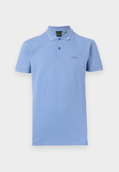 Polo bleu clair à manches courtes avec col et deux boutons, arborant un petit logo "BOSS" discret sur le côté gauche de la poitrine.
