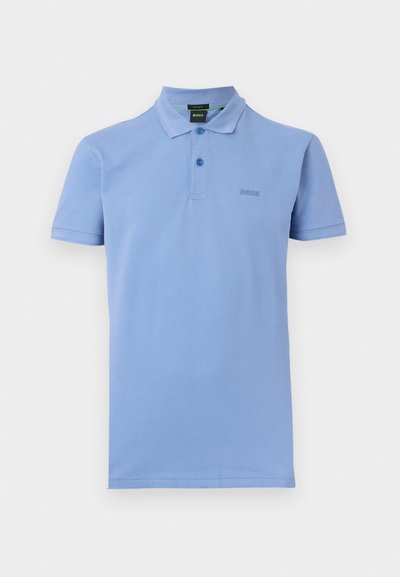 Polo bleu clair à manches courtes avec col et deux boutons, arborant un petit logo "BOSS" discret sur le côté gauche de la poitrine.