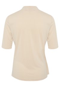 Beige polo tričko vyrobené z hladké tkaniny, s límečkem a krátkými rukávy. Zadní strana má jednoduchý, nezdobený design bez kapes.