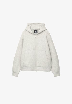 Grijze zip-up hoodie van zachte stof met een voorkantzak, een capuchon met trekkoord en een klein logo op de borst.
