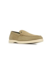 Zapatos de ante en color marrón claro, con puntera redonda, detalle de costura y suela de goma beige. Diseño minimalista con un botón decorativo.