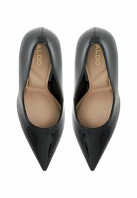 Décolleté in pelle verniciata nera con punta affilata e design elegante, che presenta una superficie liscia e una soletta beige. Caratterizzato da dettagli di cucitura sottili.