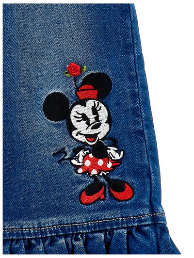 Denim tkanina s šarenim izvezenim dizajnom crtanog lika s crvenom suknjom na točke i ružom kao detaljem na šešu.