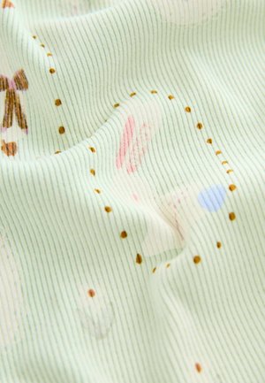 Textil mit einem hellgrünen gerippten Stoff mit weicher Textur, verziert mit kleinen braunen Punkten und pastellfarbenen Tierillustrationen.