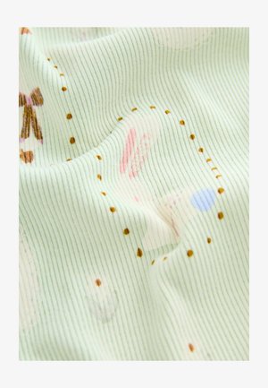 Textil cu un material ribbed verde deschis, cu o textură moale, decorat cu mici puncte maronii și ilustrații ale animalelor în nuanțe pastel.