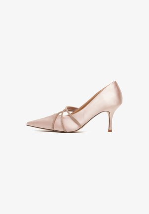 Roza potpetica od satena s šiljastim vrhom i tri tanke ukrasne trake preko prednjeg dijela, prikazana u profilu s desne strane.