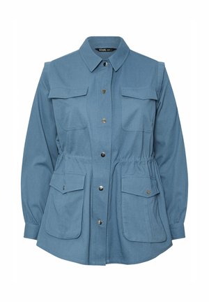 Hellblaues Hemd mit Knöpfen, zwei Brusttaschen und elastischem Bund. Es hat einen klassischen Kragen und lange Ärmel mit geknöpften Manschetten.