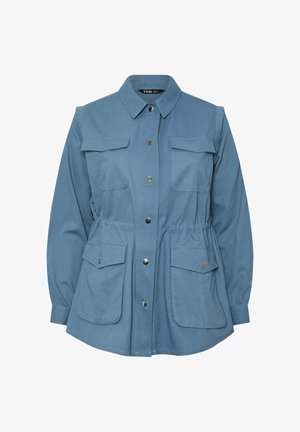 Hellblaues Hemd mit Knöpfen, zwei Brusttaschen und elastischem Bund. Es hat einen klassischen Kragen und lange Ärmel mit geknöpften Manschetten.