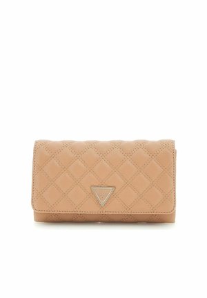 Portefeuille en beige matelassé avec un piquage en losanges et un petit logo métallique triangulaire à l'avant.