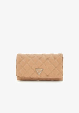 Portefeuille en beige matelassé avec un piquage en losanges et un petit logo métallique triangulaire à l'avant.