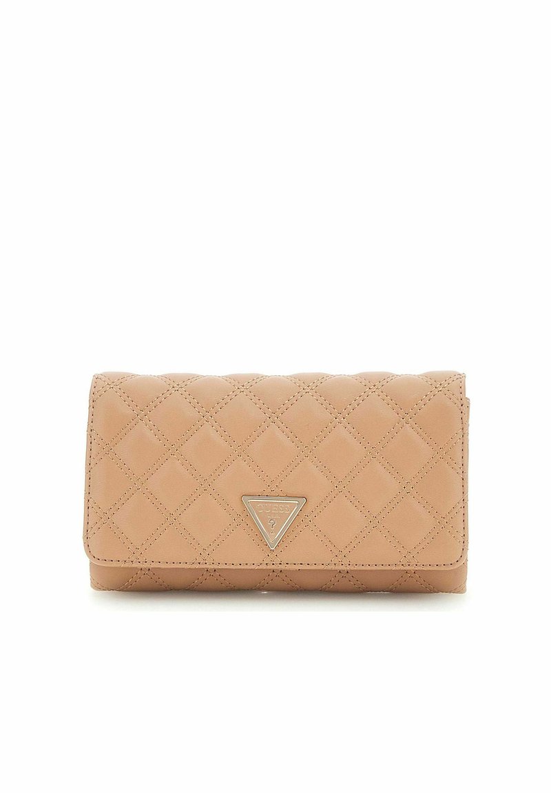 Portefeuille en beige matelassé avec un piquage en losanges et un petit logo métallique triangulaire à l'avant.