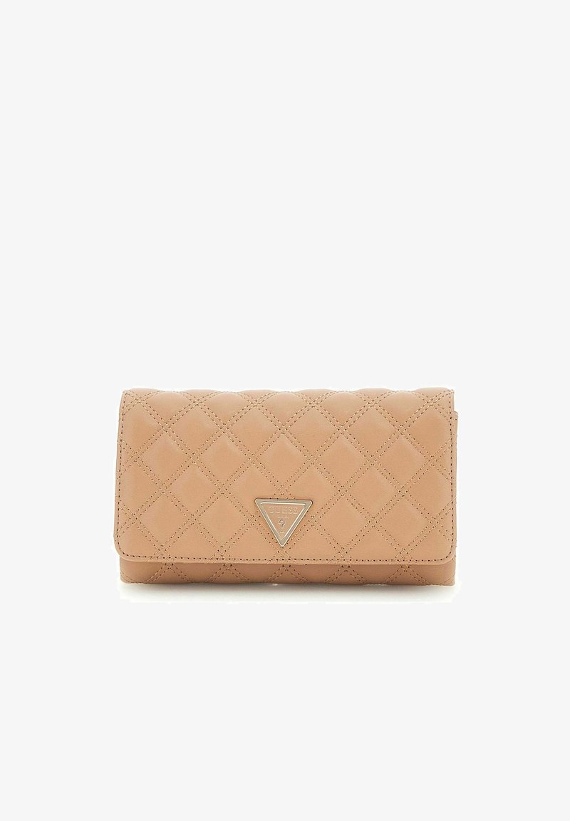 Portefeuille en beige matelassé avec un piquage en losanges et un petit logo métallique triangulaire à l'avant.