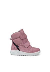 Pinkfarbener Winterstiefel mittlerer Höhe mit zwei Klettverschlüssen, weißer profilierter Sohle, schwarzem Gore-Tex-Label und Zuglasche hinten.