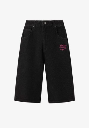 Czarne szorty z denimu o luźnym kroju, z przednimi kieszeniami oraz różowym haftowanym logo na lewej udzie. Zawierają akcenty z metalowego wykończenia.