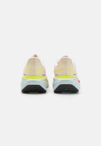 Vue arrière de chaussures de sport avec une tige en mesh léger dans des couleurs pastel, une semelle bleue rembourrée et une semelle extérieure en caoutchouc noir texturé.