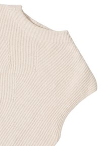 Beige gestricktes Kleidungsstück mit gerippter Textur und kurzen Ärmeln, das einen hohen Halsausschnitt und asymmetrische Saumdetails aufweist.