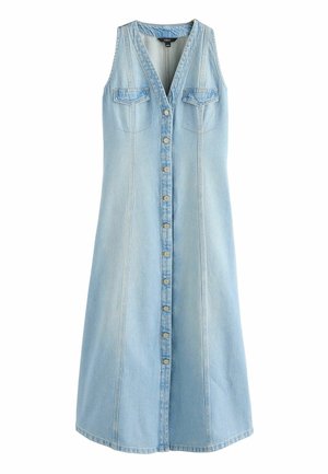 Robe en denim bleu clair sans manches avec fermeture à boutons devant et deux poches poitrine avec rabats.
