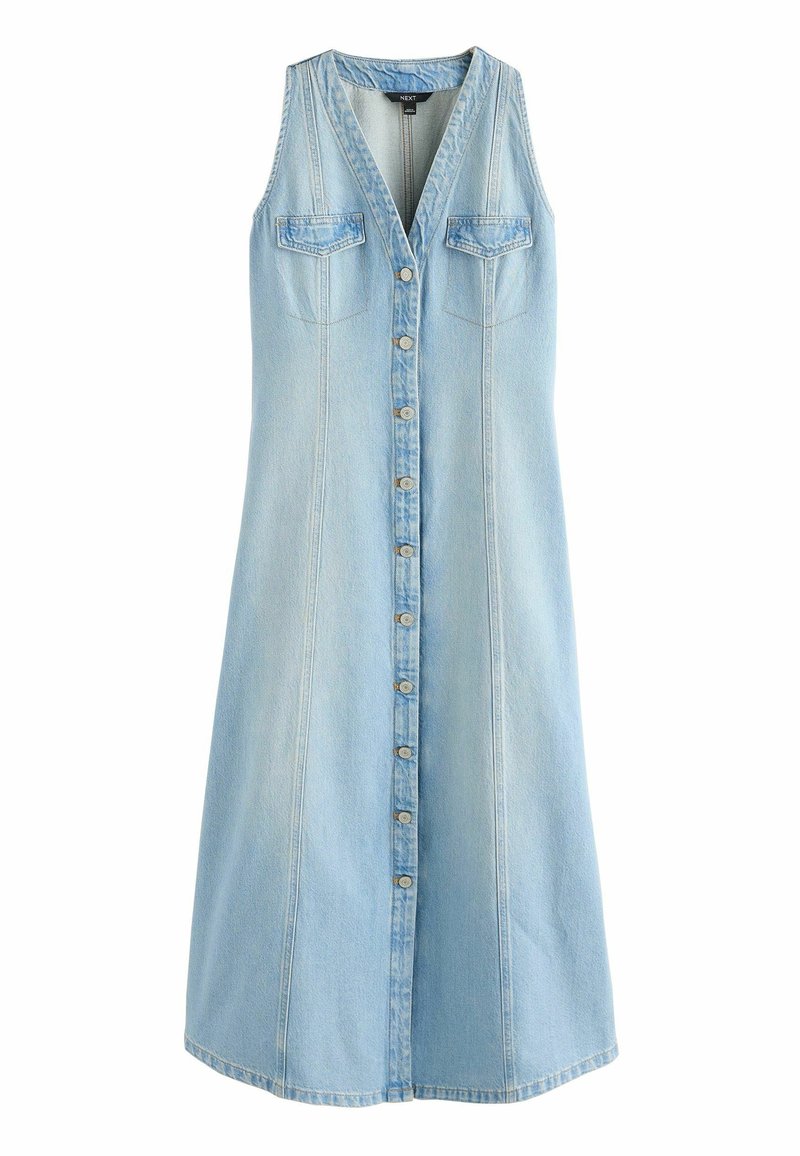 Robe en denim bleu clair sans manches avec fermeture à boutons devant et deux poches poitrine avec rabats.