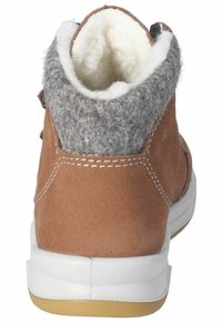 Stivale alla caviglia in suede marrone con colletto in feltro grigio, cuciture bianche e suola in gomma bianca. Fodera interna morbida visibile all'apertura.