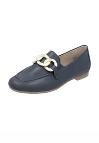 Mocassin plat en cuir bleu marine avec semelle beige et grande chaîne dorée sur le dessus, style enfiler, bout arrondi.