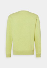 Svetr s kapucí ve světle žluté barvě. Má ribované manžety a lem, měkkou texturu a klasický kulatý výstřih bez jakýchkoliv ozdob.