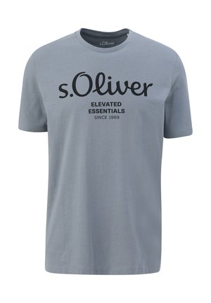 T-shirt grigia in cotone con collo a giro, maniche corte, caratterizzata da una grande stampa grafica nera con il testo "s.Oliver" e "ELEVATED ESSENTIALS".