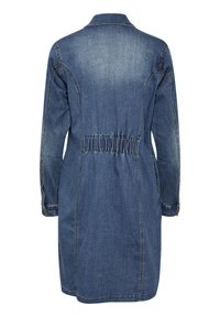 Denim kleita ar garām piedurknēm, pieguļošu jostasvietu un apkakli. Iezīmējas ar vieglu mazgāšanu un kontrastējošām šuvēm kā detaļu.