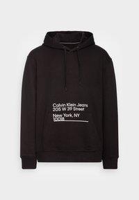 Felpa nera con cappuccio, tasca frontale, cappuccio regolabile con cordini e dettagli in bianco che riportano indirizzi e nome del marchio sulla parte frontale.