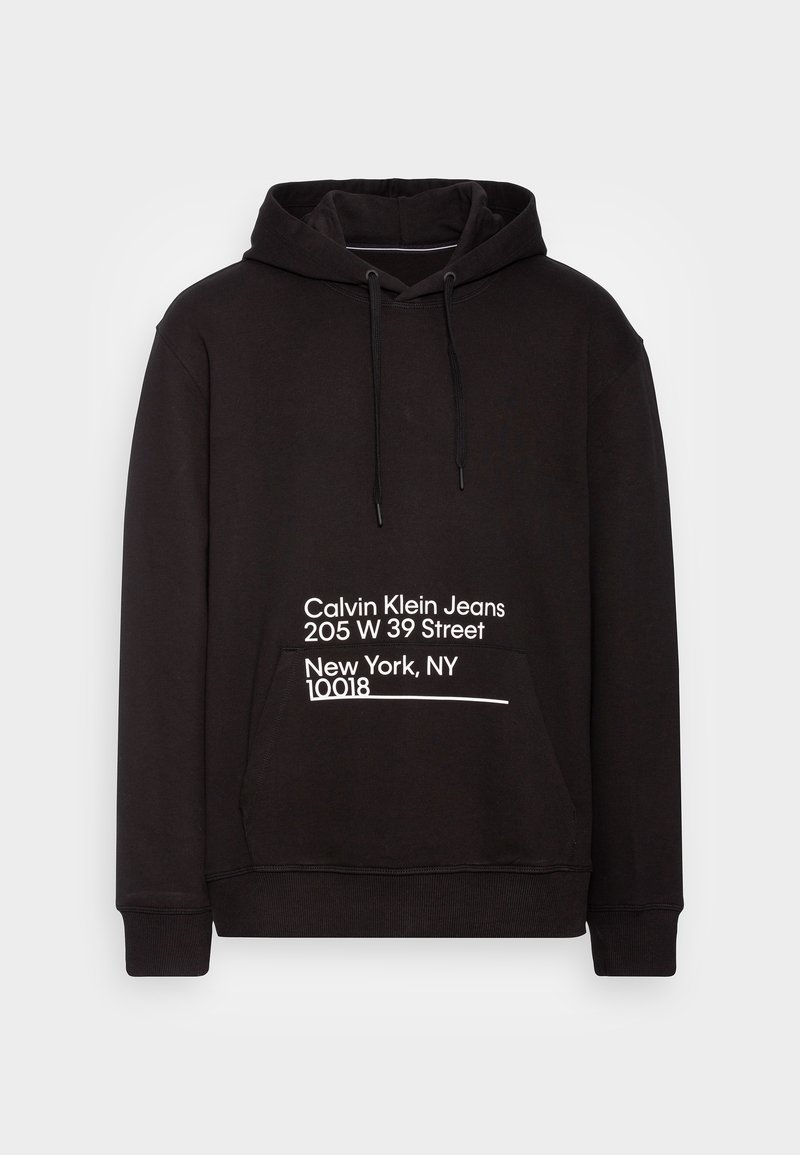 Svart huvtröja med en framficka, justerbar dragsko för huvan och vit text som beskriver adresser och varumärkesnamn på framsidan.