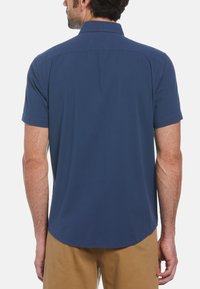 Korte mouwen shirt van marineblauwe stof, met een button-down kraag, rug yoke en ronde onderkant. Gladde textuur zonder zichtbare patronen.