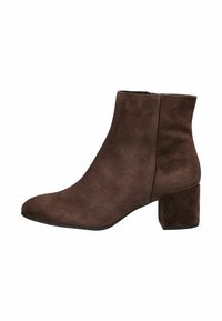 Bottines en daim marron avec un talon carré. Texture lisse, bout arrondi et fermeture éclair sur le côté. Design simple et moderne.