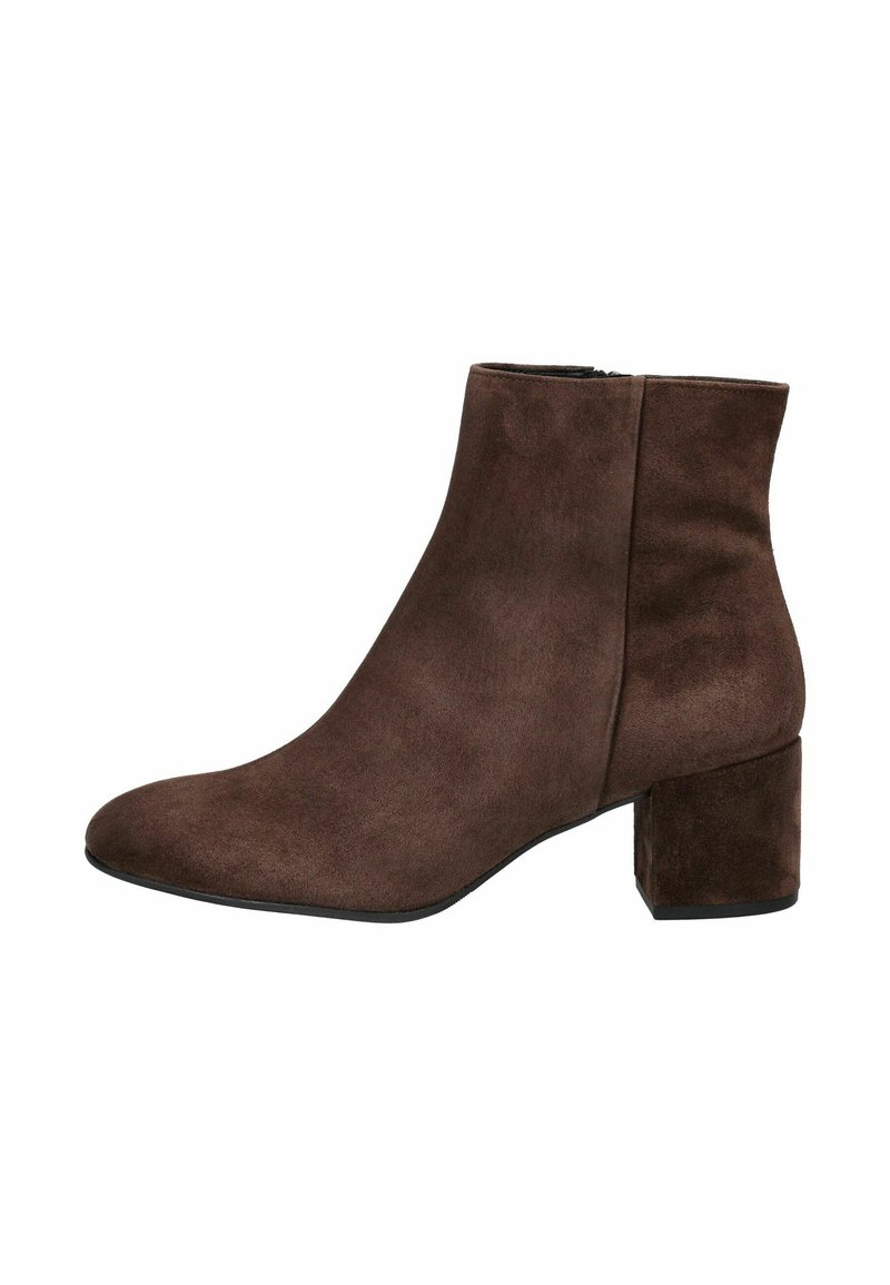 Bottines en daim marron avec un talon carré. Texture lisse, bout arrondi et fermeture éclair sur le côté. Design simple et moderne.