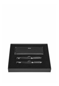 Coffret cadeau noir comprenant deux stylos noirs et une pochette en cuir noir embossée du mot « BOSS », présentés dans un coffret de présentation noir.