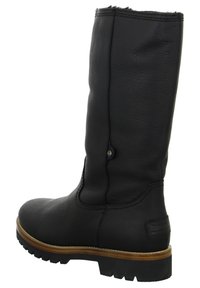 Botte noire en cuir, haute jusqu'au genou, avec une finition texturée, un bout rond et une semelle robuste. Présente un bouton latéral et un accent en bois au niveau du talon.