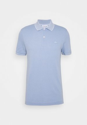 Polo w paski w jasnoniebieskim kolorze, krótki rękaw, z kołnierzykiem i zapięciem na trzy guziki. Materiał bawełniany z małym wyhaftowanym logo.