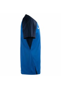 Koszulka sportowa z krótkim rękawem w kolorze niebieskim z czarnym wzorem na ramieniu. Posiada logo Nike oraz oddychającą, teksturowaną tkaninę.