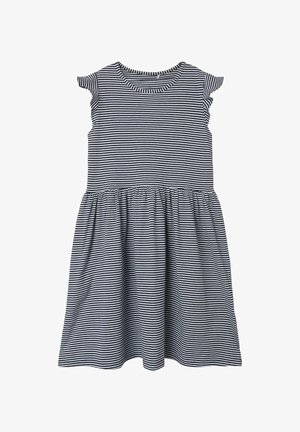 Vestido sin mangas con rayas horizontales en blanco y negro, con escote redondo y cintura fruncida, colocado plano sobre un fondo blanco.