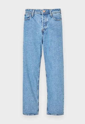 Jeans de denim azul claro com um design de perna reta, estilo de cinco bolsos, costura visível e fecho com botão e zíper.