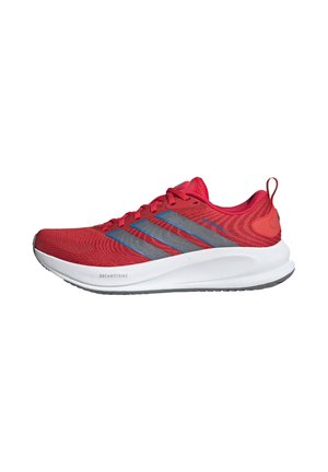 Punainen Adidas-juoksukenkä harmailla raidoilla, valkoinen paksu pohja, jossa teksti "DREAMSTRIKE", ja kantakieleke, sivukuva valkoisella taustalla.